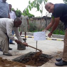 एन.एच.आई.डी.सी.एल. के अधिकारियों द्वारा राष्ट्रीय गुलाब वाटिका, चाणक्यपुरी, नई दिल्ली में 04 अगस्त, 2016 को क्षतिपूरक वृक्षारोपण।
