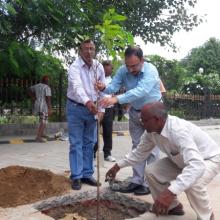 एन.एच.आई.डी.सी.एल. के अधिकारियों द्वारा राष्ट्रीय गुलाब वाटिका, चाणक्यपुरी, नई दिल्ली में 04 अगस्त, 2016 को क्षतिपूरक वृक्षारोपण।