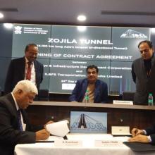एनएचआईडीसीएल द्वारा आईएल एंड एफएस ट्रांसपोर्टेशन नेटवर्क्स लिमिटेड के साथ जोजिला सुरंग परियोजना के लिए संविदा करार पर हस्ताक्षर किए गए