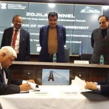 एनएचआईडीसीएल द्वारा आईएल एंड एफएस ट्रांसपोर्टेशन नेटवर्क्स लिमिटेड के साथ जोजिला सुरंग परियोजना के लिए संविदा करार पर हस्ताक्षर किए गए