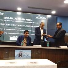 एनएचआईडीसीएल द्वारा आईएल एंड एफएस ट्रांसपोर्टेशन नेटवर्क्स लिमिटेड के साथ जोजिला सुरंग परियोजना के लिए संविदा करार पर हस्ताक्षर किए गए