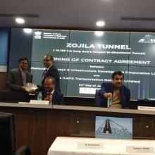 एनएचआईडीसीएल द्वारा आईएल एंड एफएस ट्रांसपोर्टेशन नेटवर्क्स लिमिटेड के साथ जोजिला सुरंग परियोजना के लिए संविदा करार पर हस्ताक्षर किए गए