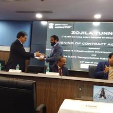 एनएचआईडीसीएल द्वारा आईएल एंड एफएस ट्रांसपोर्टेशन नेटवर्क्स लिमिटेड के साथ जोजिला सुरंग परियोजना के लिए संविदा करार पर हस्ताक्षर किए गए