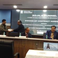 एनएचआईडीसीएल द्वारा आईएल एंड एफएस ट्रांसपोर्टेशन नेटवर्क्स लिमिटेड के साथ जोजिला सुरंग परियोजना के लिए संविदा करार पर हस्ताक्षर किए गए