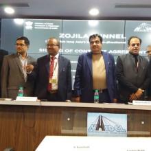 एनएचआईडीसीएल द्वारा आईएल एंड एफएस ट्रांसपोर्टेशन नेटवर्क्स लिमिटेड के साथ जोजिला सुरंग परियोजना के लिए संविदा करार पर हस्ताक्षर किए ग
